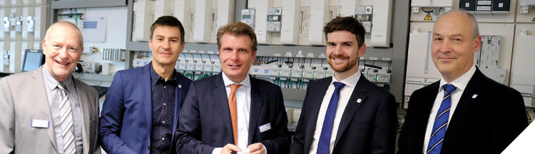 Thomas Bareiss wirft einen Blick in die streng abgesicherten Produktions- und Entwicklungsräume Thomas Bareiss wirft einen Blick in die streng abgesicherten Produktions- und Entwicklungsräume